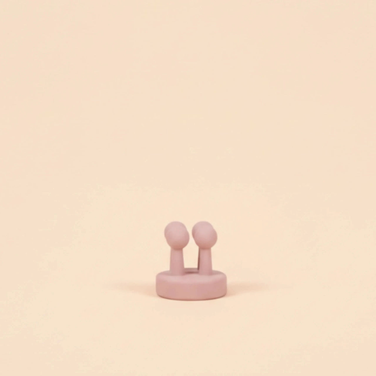 The Sun Smart Set gentle silicone applicator brush in soft pink, Australian made for natural, safe skincare designed for 7 to 14 year olds to start good skin habits early.